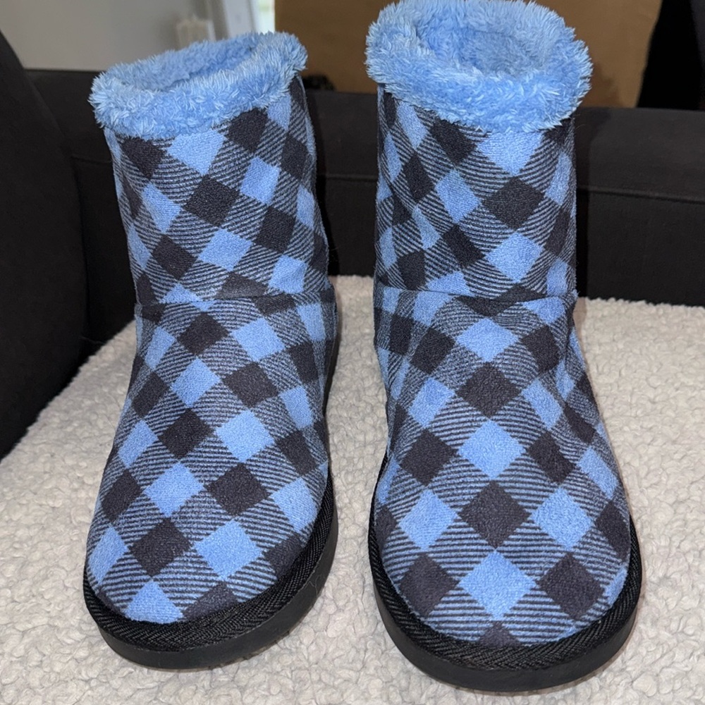 Women’s Vera Bradley blue/black Plaid Boot Slippers, sz large , fits sz 9-10